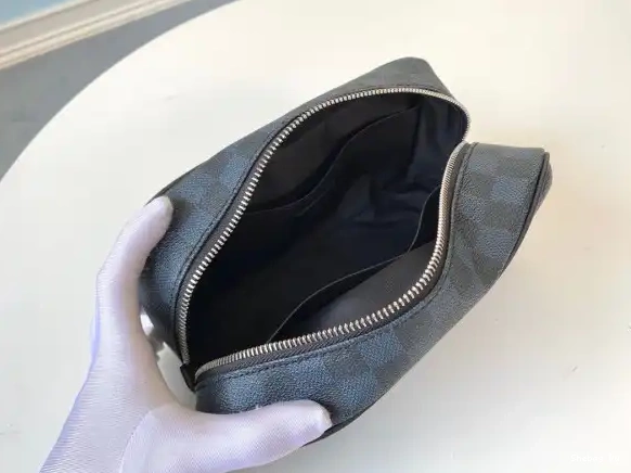 POUCH LOUIS VUITTON TOILETRY 0617